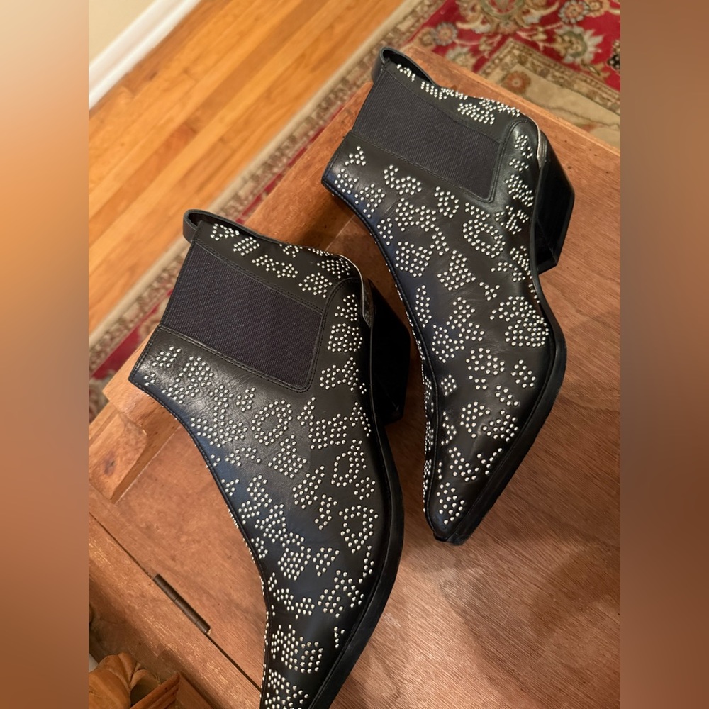 Great Used Condition!
Rag and Bone Black studded leopard Ankle Boots!
Size 8/39.